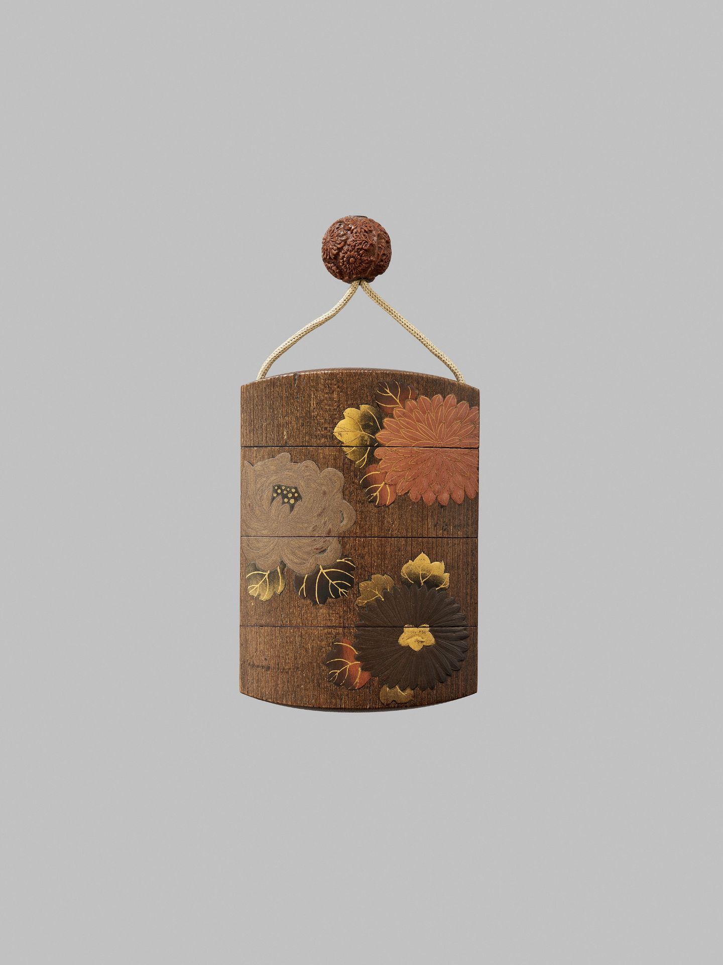 A LACQUERED LIGHT WOOD THREE-CASE INRO WITH CHRYSANTHEMUM AND PEONY - Image 5 of 5