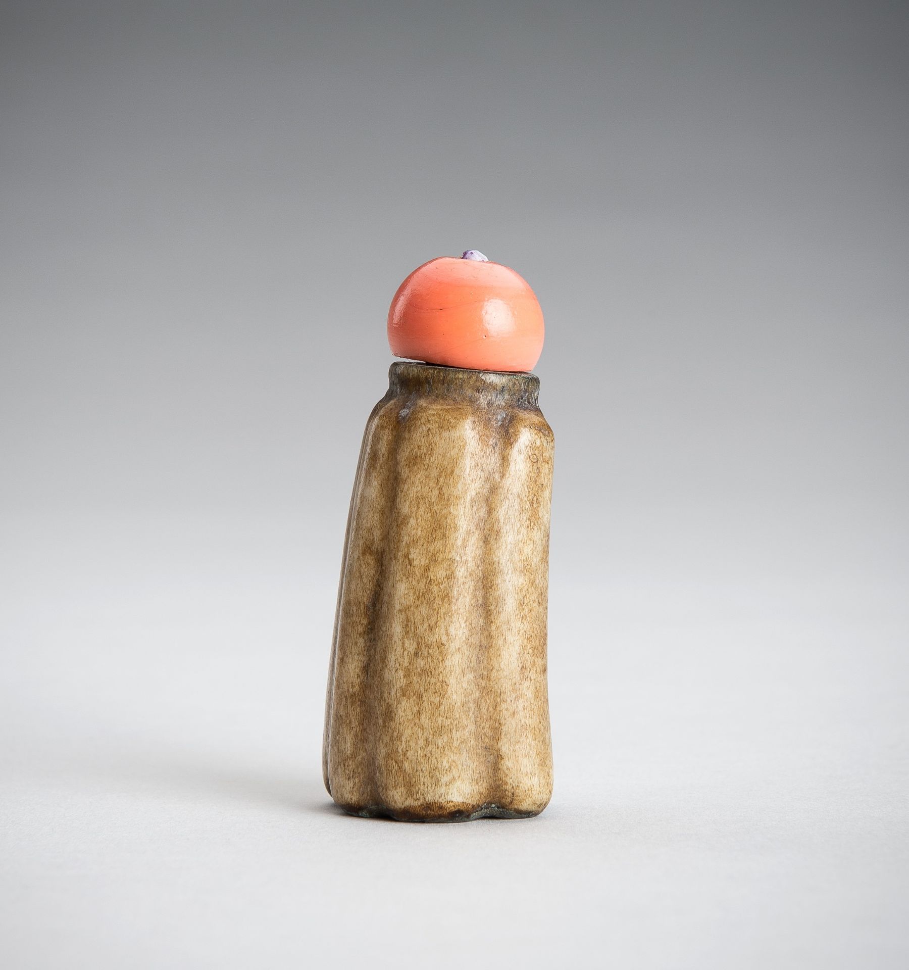 A STONEWARE SNUFFBOTTLE IN IMITATION OF BONE