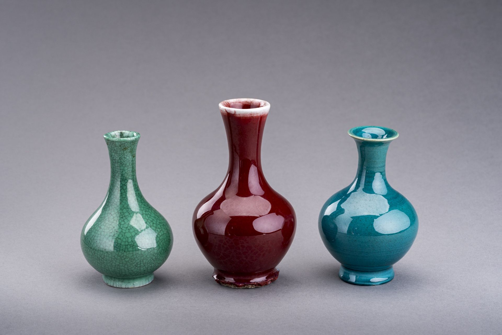 A GROUP OF THREE MINIATURE BOTTLE VASES, TIANQIUPING, c. 1920s - Bild 4 aus 7