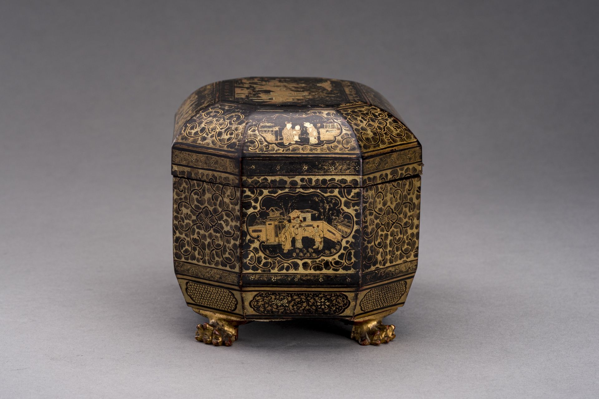 AN OCTAGONAL EXPORT LAQUER BOX WITH FIGURAL SCENES - Image 7 of 11