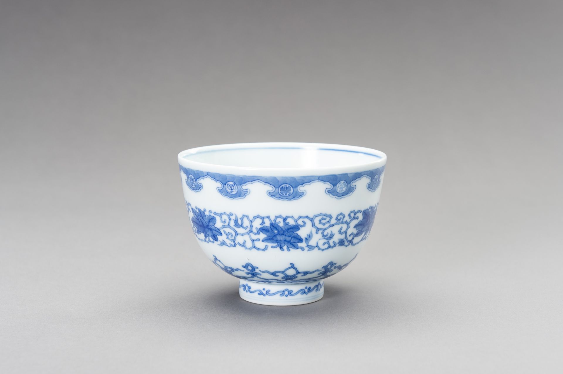 A BLUE AND WHITE KANGXI REVIVAL BOWL, LATE QING TO REPUBLIC - Image 7 of 11