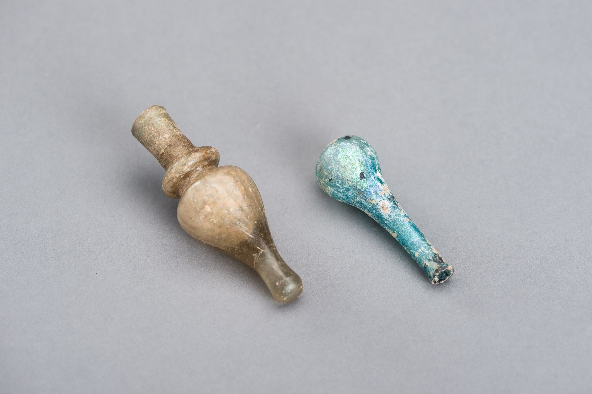 A GLASS STOPPER AND MINIATURE VASE - Image 7 of 11