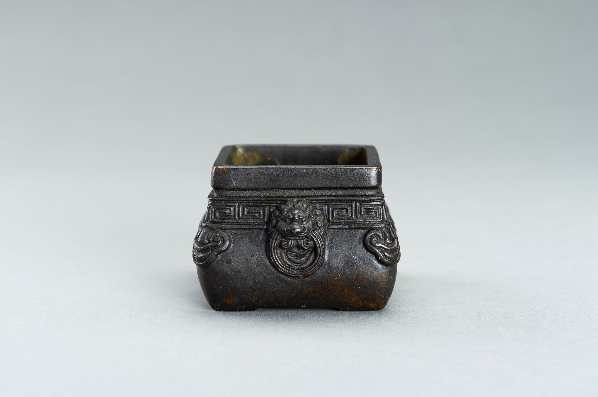 A SMALL BRONZE CENSER WITH LION MASK HANDLES, 17TH to 18th CENTURY - Image 8 of 15