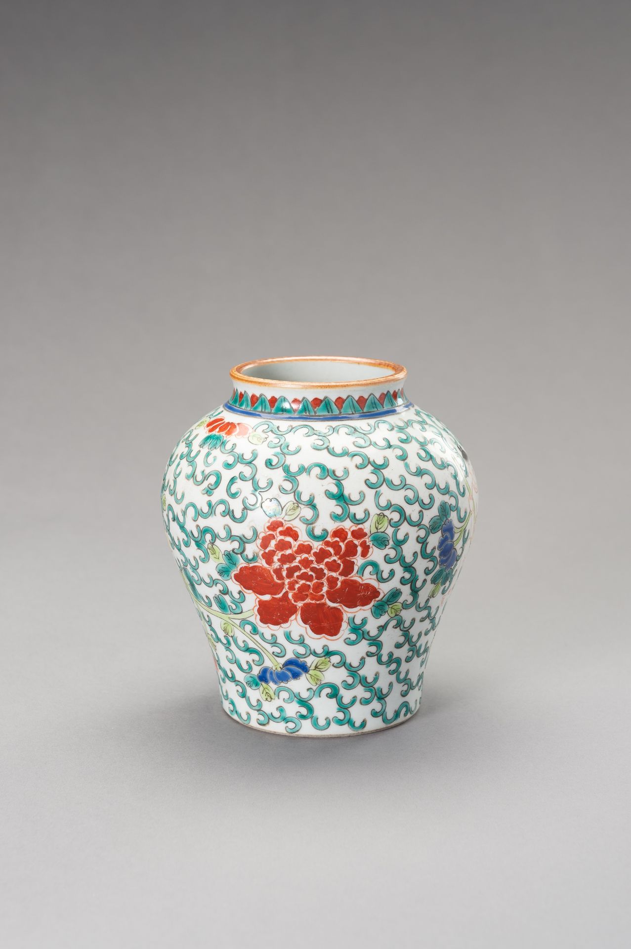 A WUCAI 'HEHE ERXIAN' BALUSTER VASE, QING DYNASTY - Bild 11 aus 11