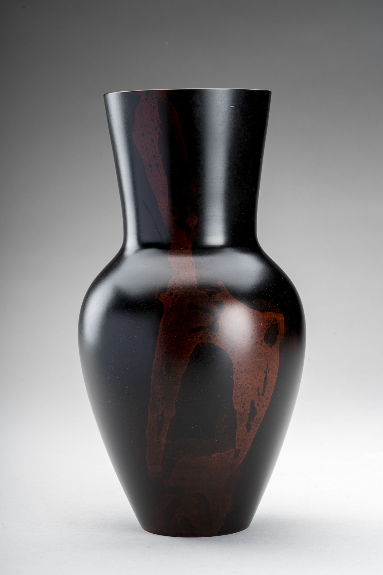 A FINE PATINATED BRONZE VASE WITH RED SPLASHES