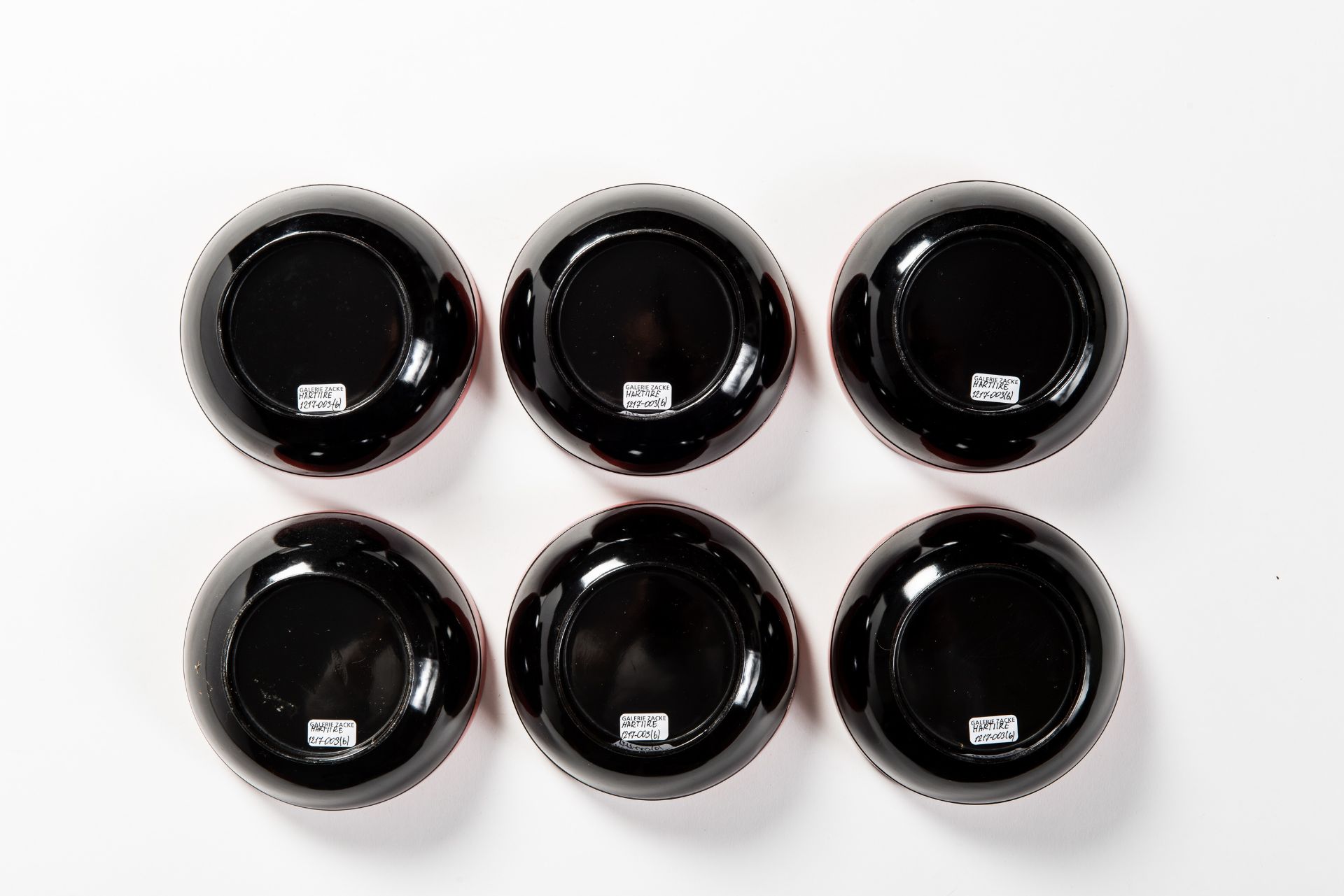 SIX RED AND BLACK LACQUERED BOWLS - Bild 2 aus 2