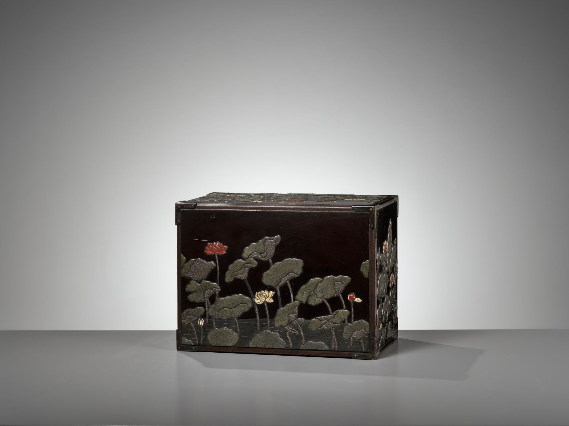 A RITSUO STYLE CERAMIC-INLAID AND LACQUERED WOOD KODANSU (CABINET) WITH A LOTUS POND AND EGRETS - Image 9 of 14