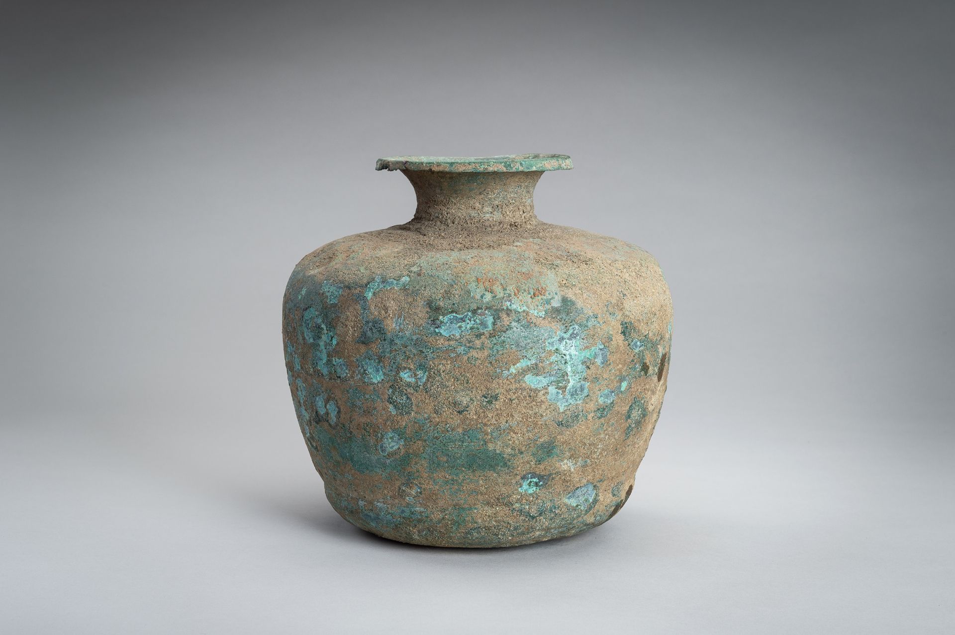 A HAN STYLE BRONZE POURING VESSEL - Bild 9 aus 14