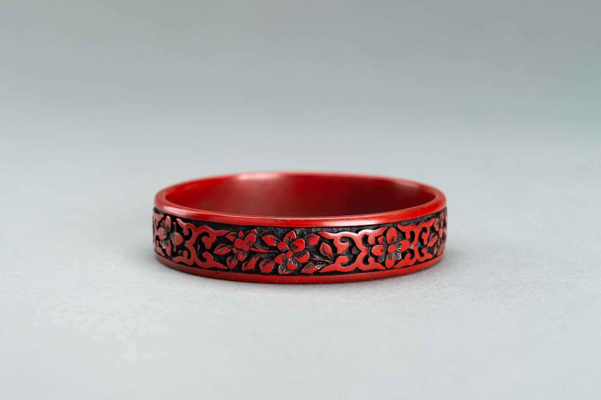 A GROUP OF FOUR METAL, SILVER-PLATED, AND CINNABAR LACQUER BRACELETS - Bild 10 aus 23