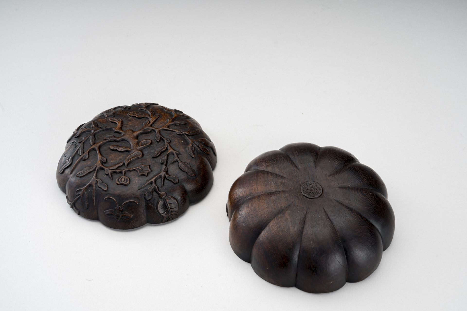 A MELON-SHAPED CARVED WOODEN BOX, QING - Image 7 of 8