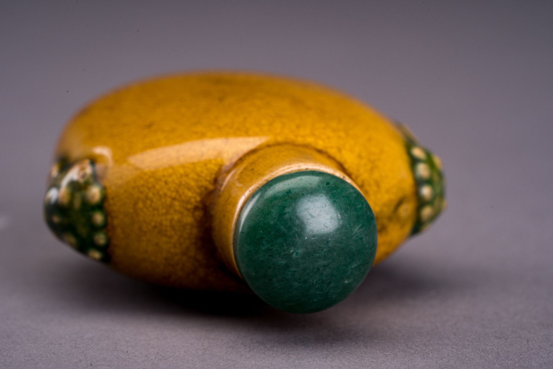 A YELLOW GLAZED CERAMIC SNUFF BOTTLE, c. 1920s - Image 5 of 6