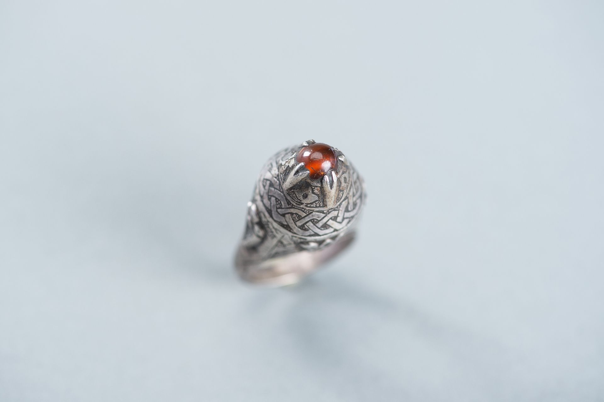 AN AGATE INSET PERSIAN SILVER RING - Image 4 of 10