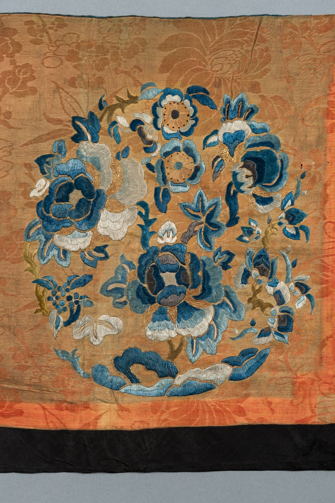 A LOT WITH TWO SILK TEXTILES, QING - Bild 4 aus 12