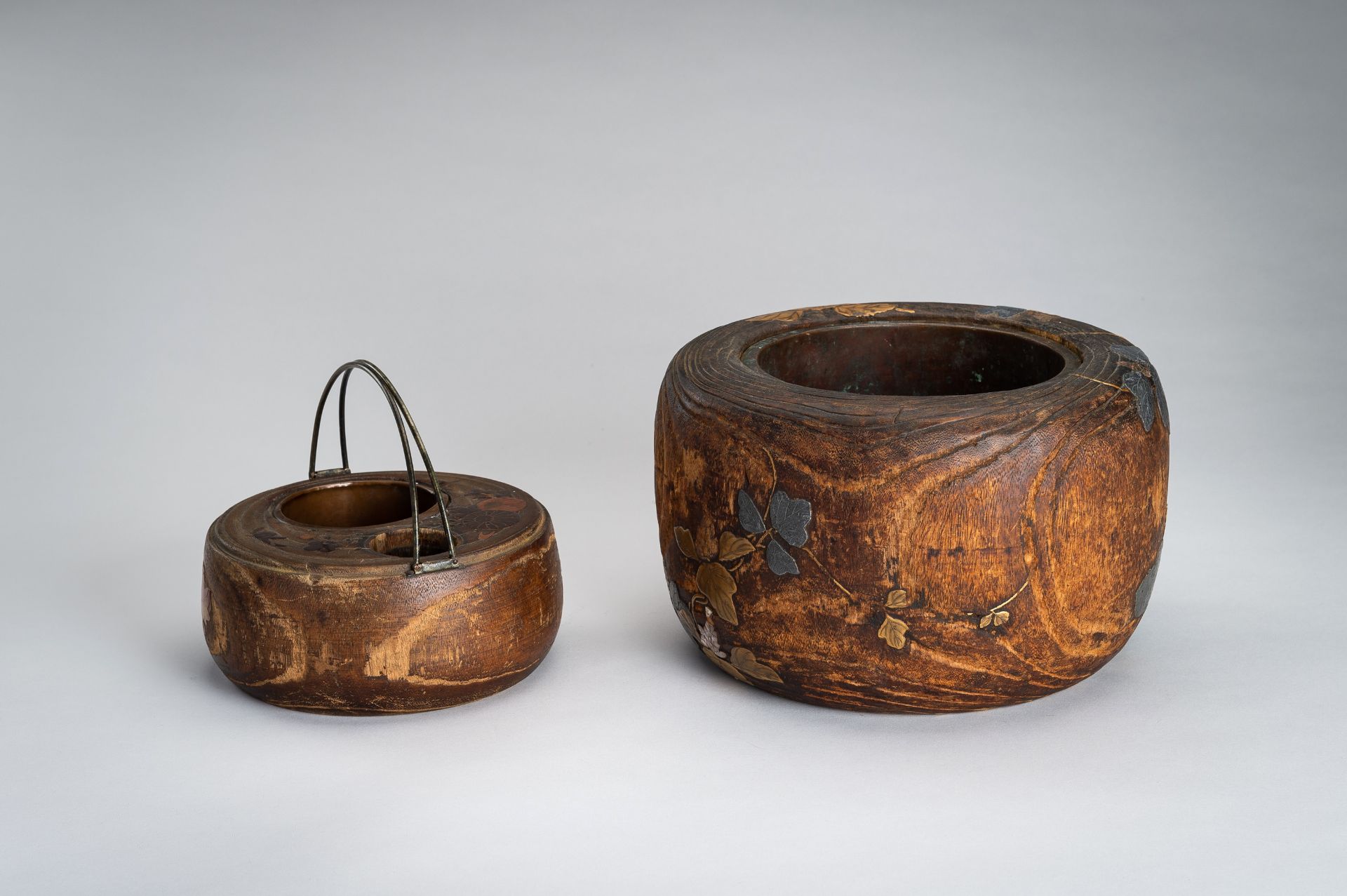 A LOT WITH TWO LACQUERED AND INLAID WOOD HIBACHI (BRAZIER), EDO - Image 10 of 18