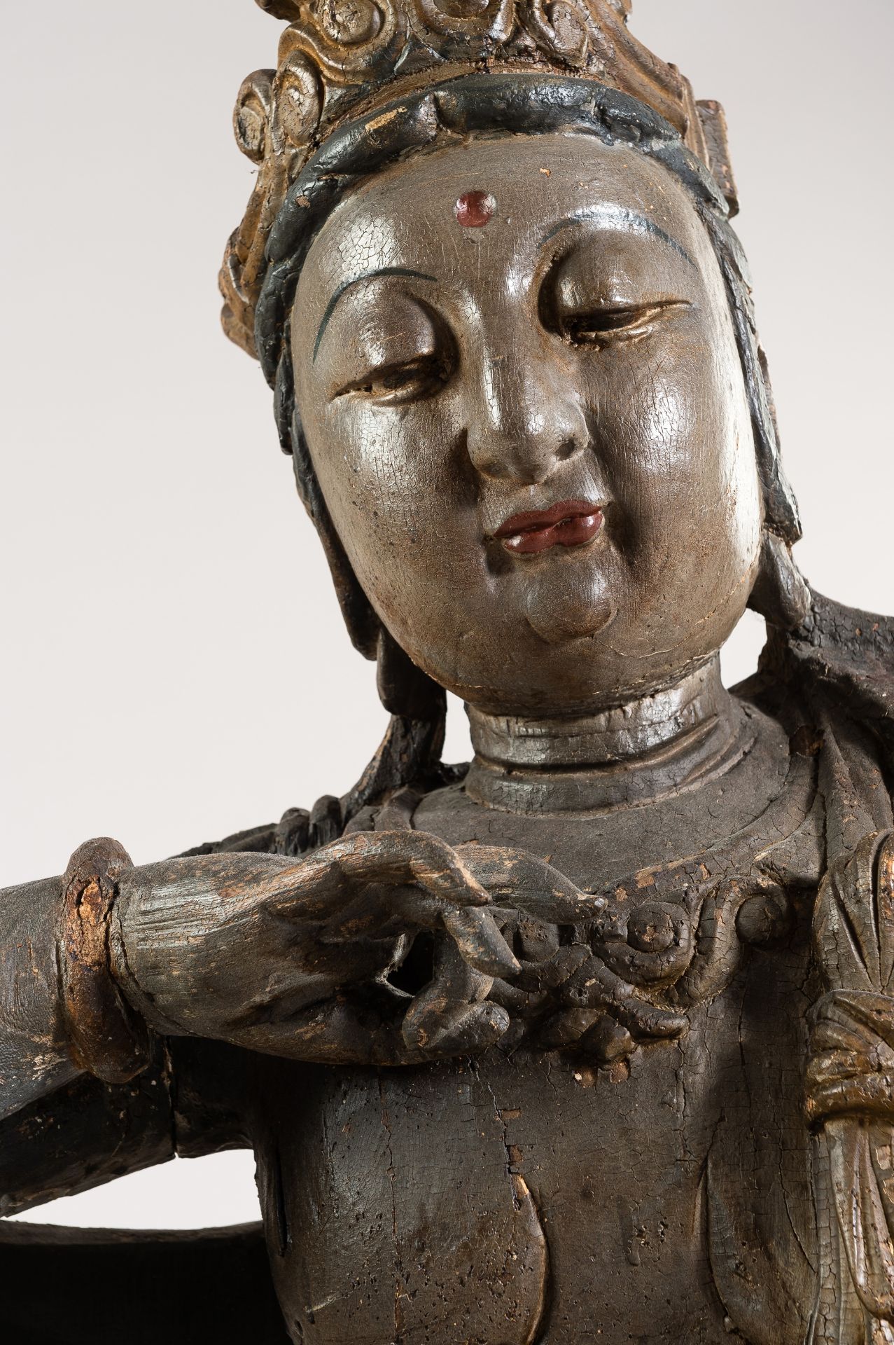 A LARGE MING STYLE SCULPTURE OF GUANYIN, 20th CENTURY - Bild 8 aus 17