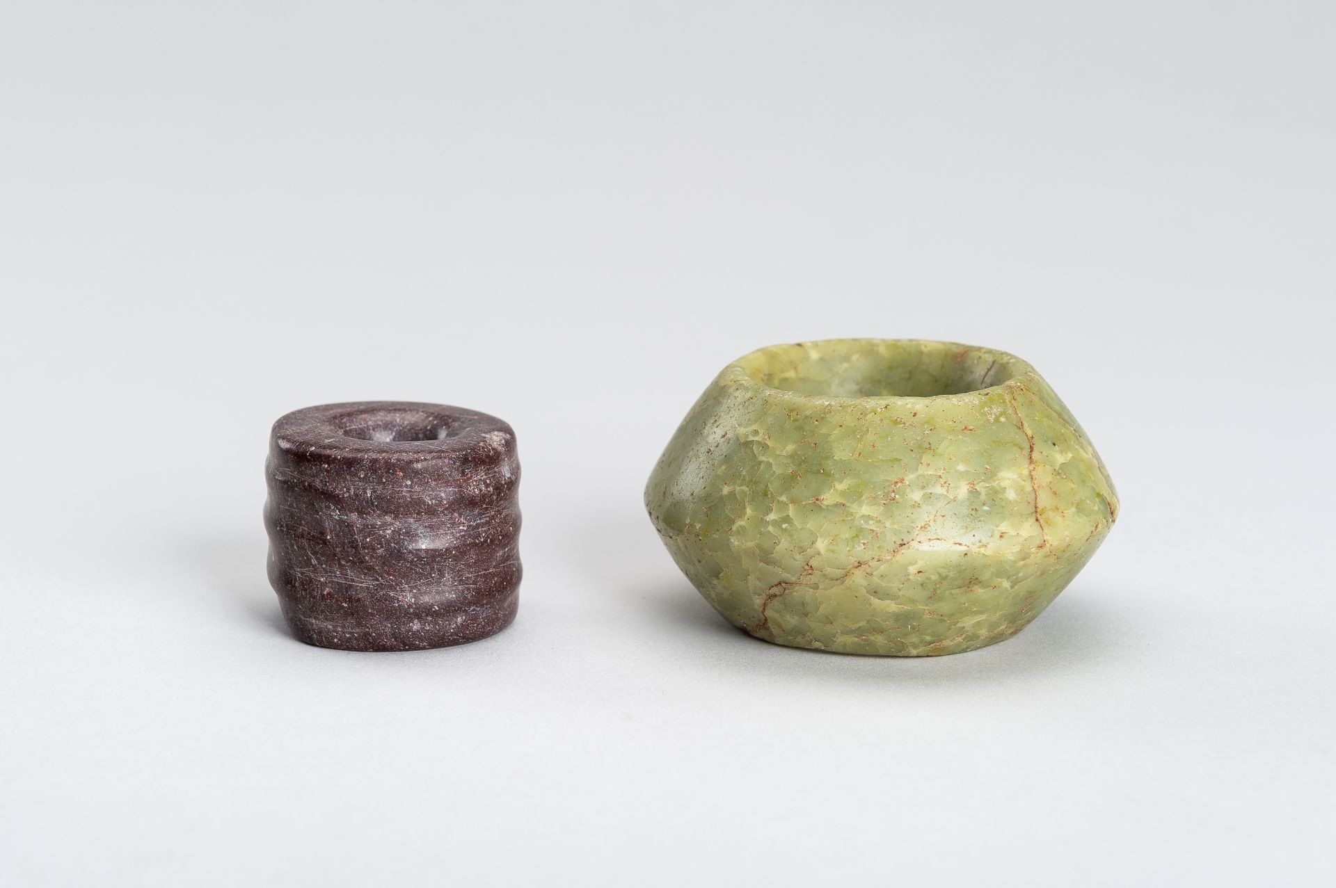 AN ARCHAISTIC LOT WITH TWO LARGE HARDSTONE BEADS - Image 4 of 9