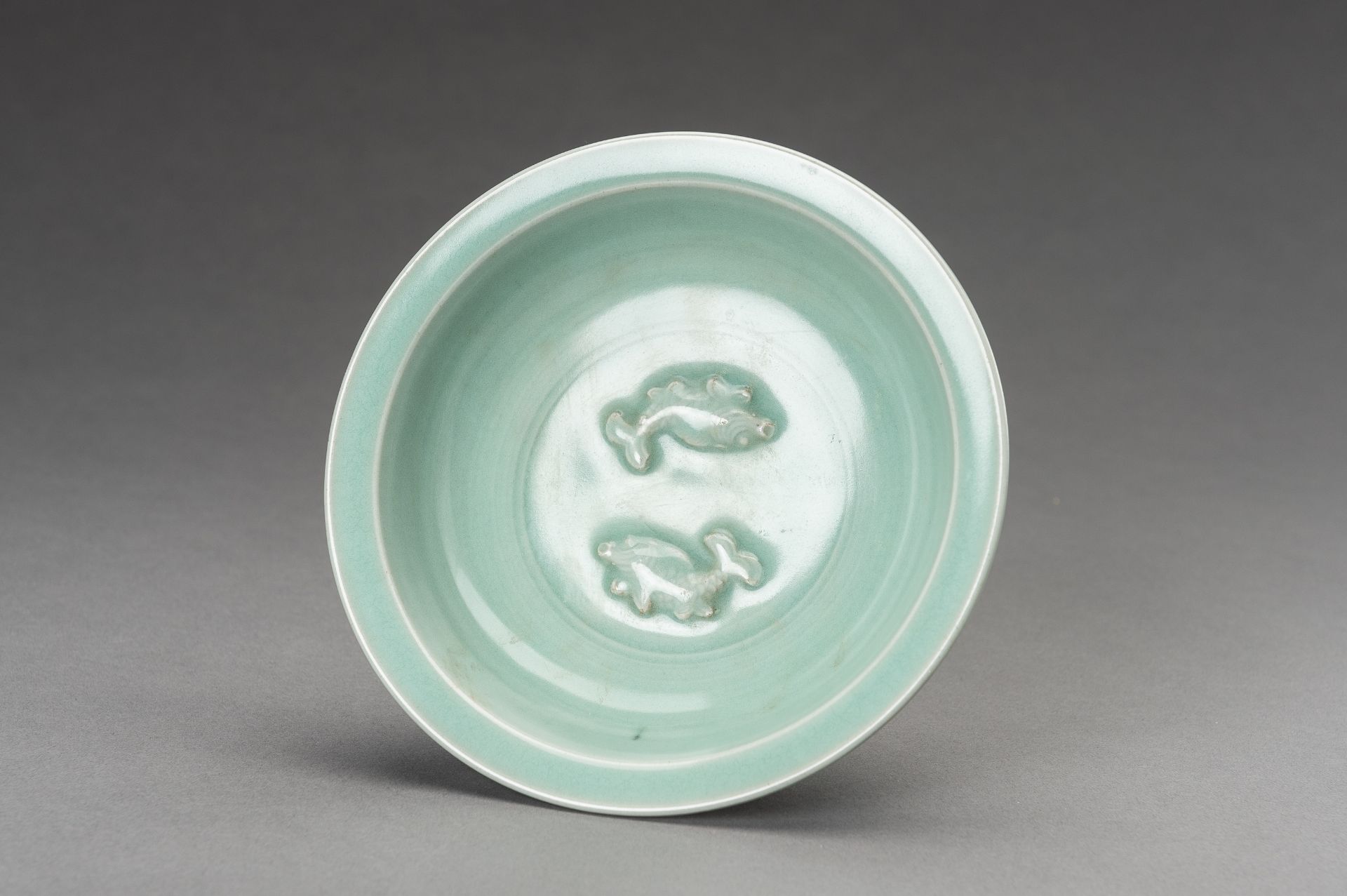 A YUAN STYLE LONGQUAN CELADON 'TWIN FISH' PORCELAIN DISH - Image 10 of 15