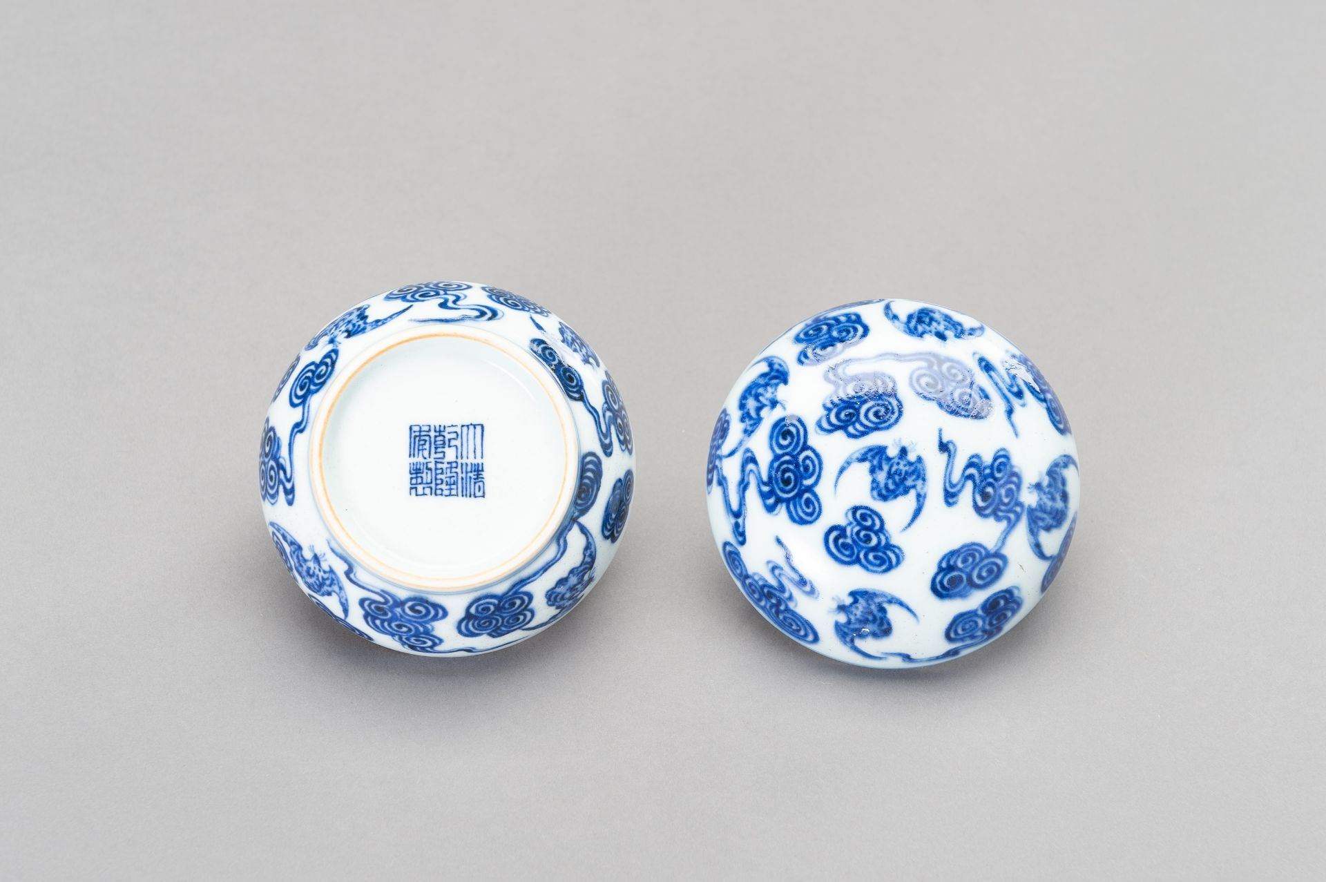 A SMALL BLUE AND WHITE PORCELAIN 'BATS' BOX AND COVER, LATE QING DYNASTY - Bild 9 aus 13