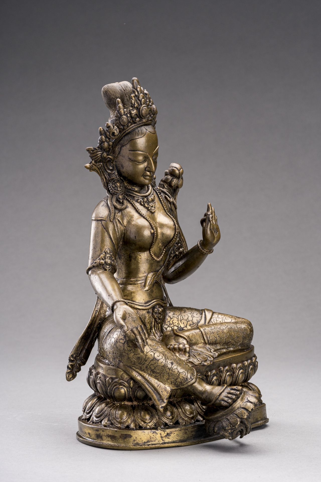 A NEPALESE BRONZE FIGURE OF TARA, c. 1920s - Bild 3 aus 8