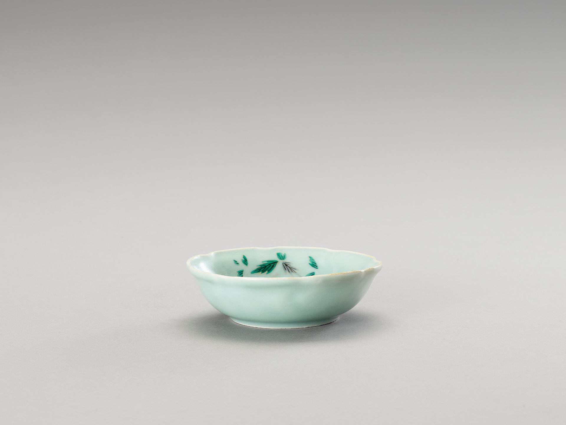 A LOBED POLYCHROME PORCELAIN BOWL - Image 2 of 5