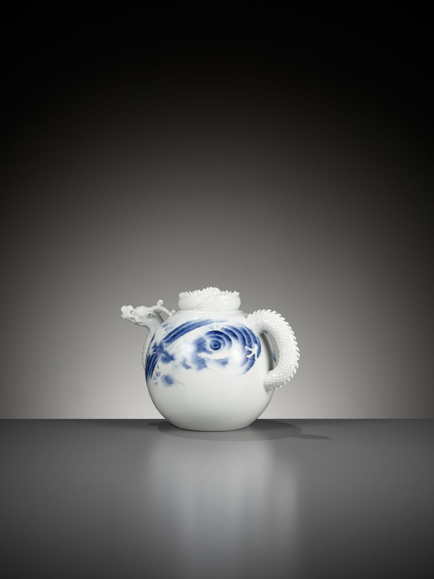 A HIRADO BLUE AND WHITE 'DRAGON' EWER AND COVER - Image 5 of 12