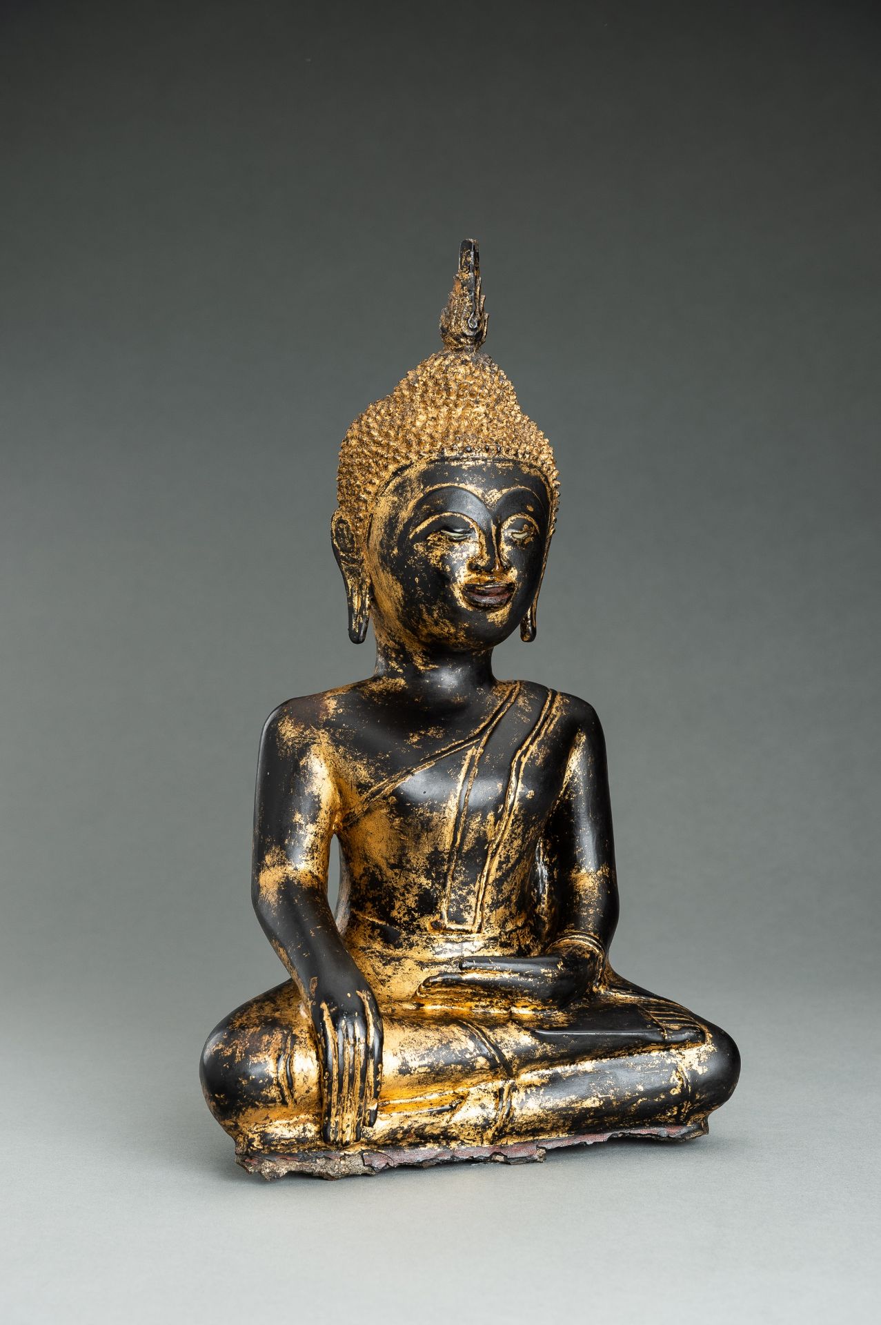A GOLD LACQUERED BRONZE FIGURE OF BUDDHA - Image 2 of 12