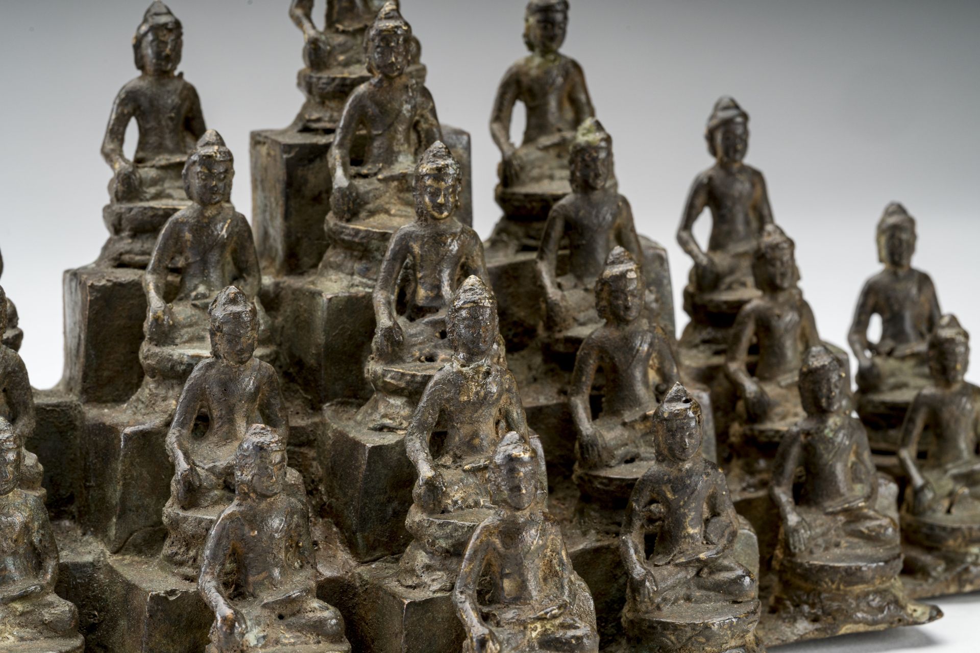 A JAVANESE SCULPTURAL BRONZE GROUP DEPICTING 23 SEATED BUDDHA - Image 3 of 8