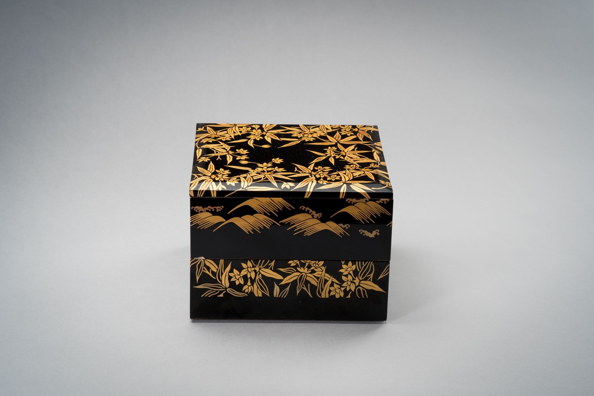 A LACQUER BOX AND COVER WITH FLOWERS, EARLY TAISHO - Bild 4 aus 7