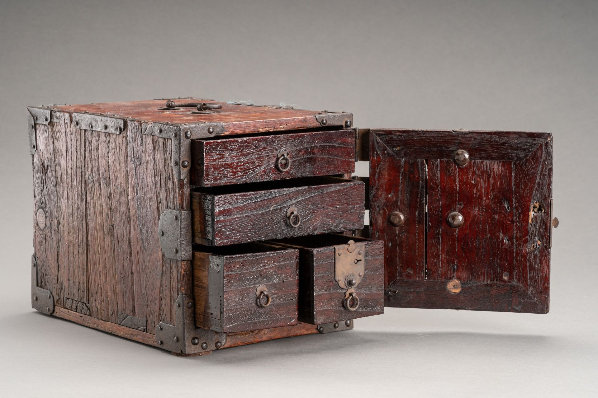 A WOODEN CHEST WITH DRAWERS AND A COPPER SAKE WARMER 'KANDOUKO', 19th CENTURY - Bild 2 aus 28