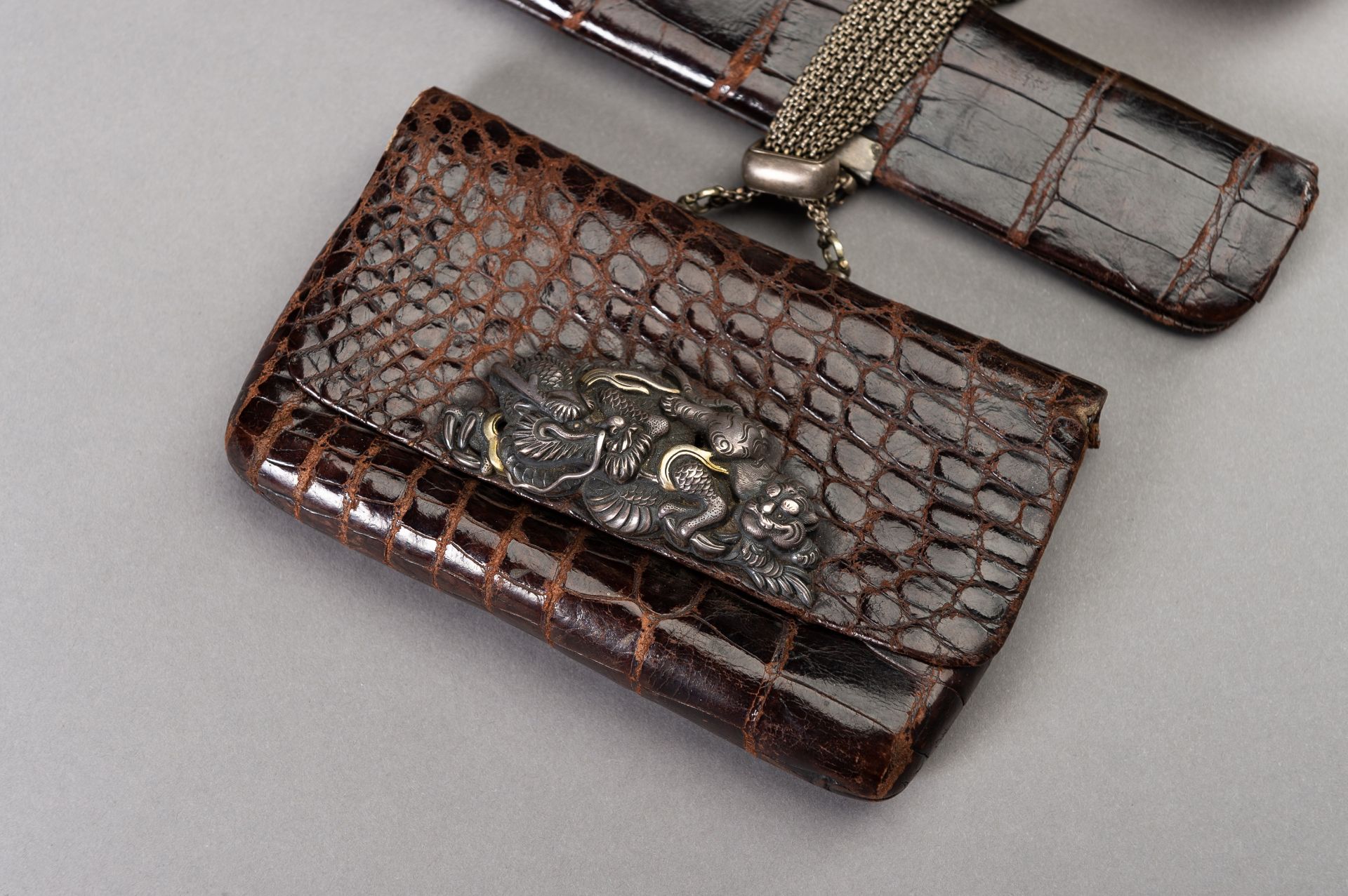 A LEATHER TABAKO-IRE AND ENSEMBLE WITH SILVER-FITTED KAGAMIBUTA NETSUKE DEPICTING A TIGER AND YOUNG - Bild 5 aus 9
