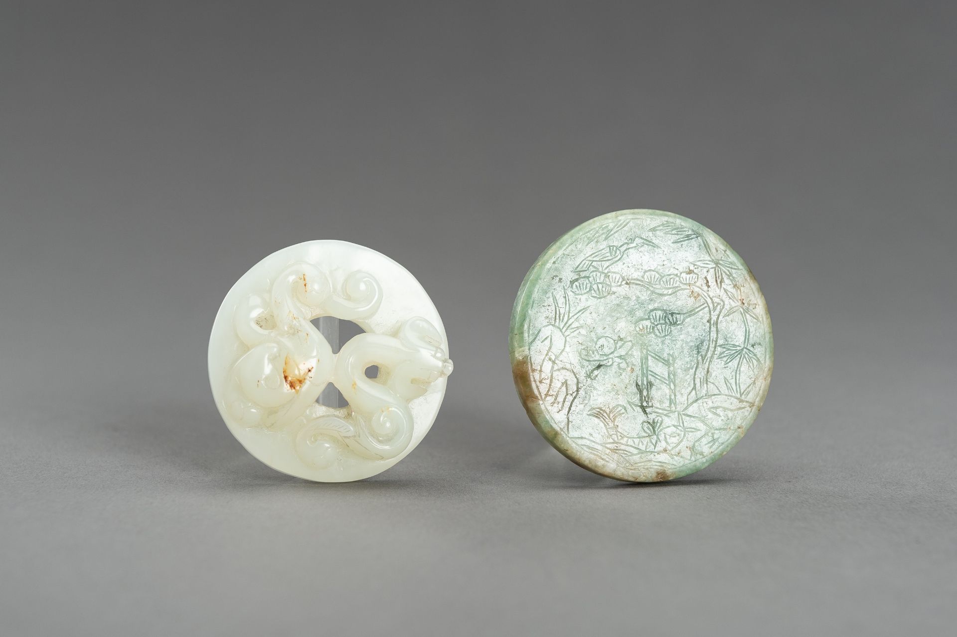 A LOT WITH TWO DECORATIVE JADE & HARDSTONE DISCS - Image 4 of 10