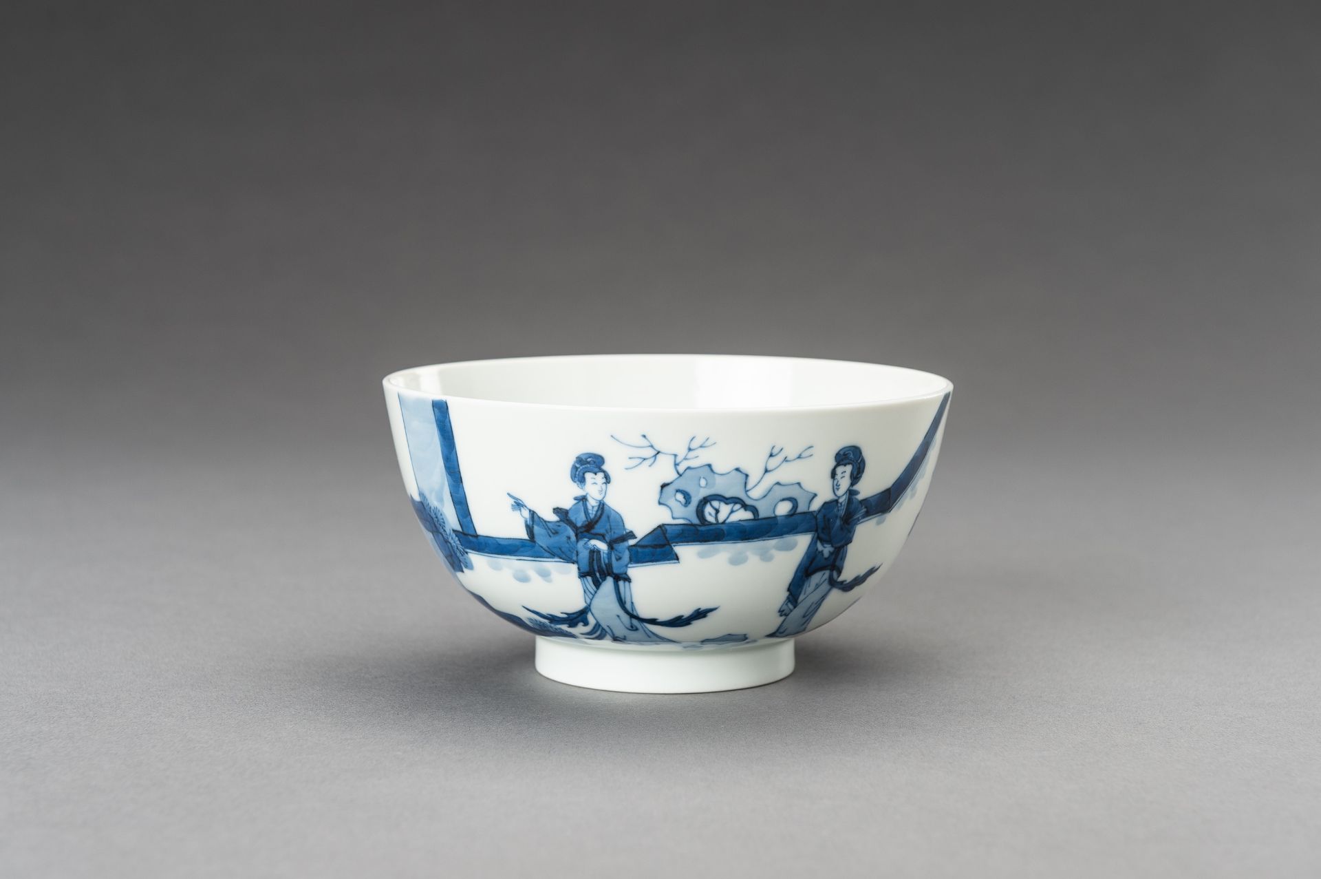 A KANGXI STYLE BLUE AND WHITE 'LADIES IN PALACE' PORCELAIN BOWL, 1920s - Image 8 of 14