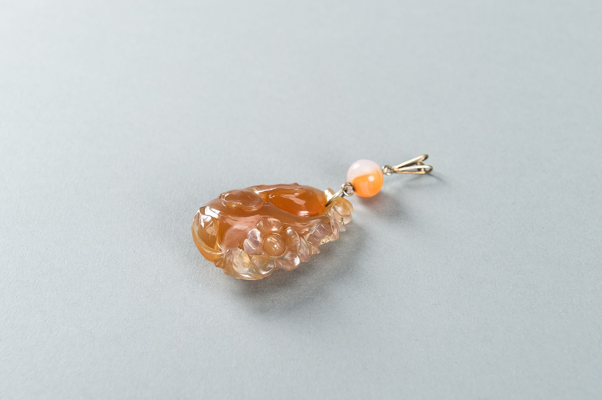 AN AGATE `GROURD AND FLOWERS` PENDANT, 1920s - Image 9 of 10