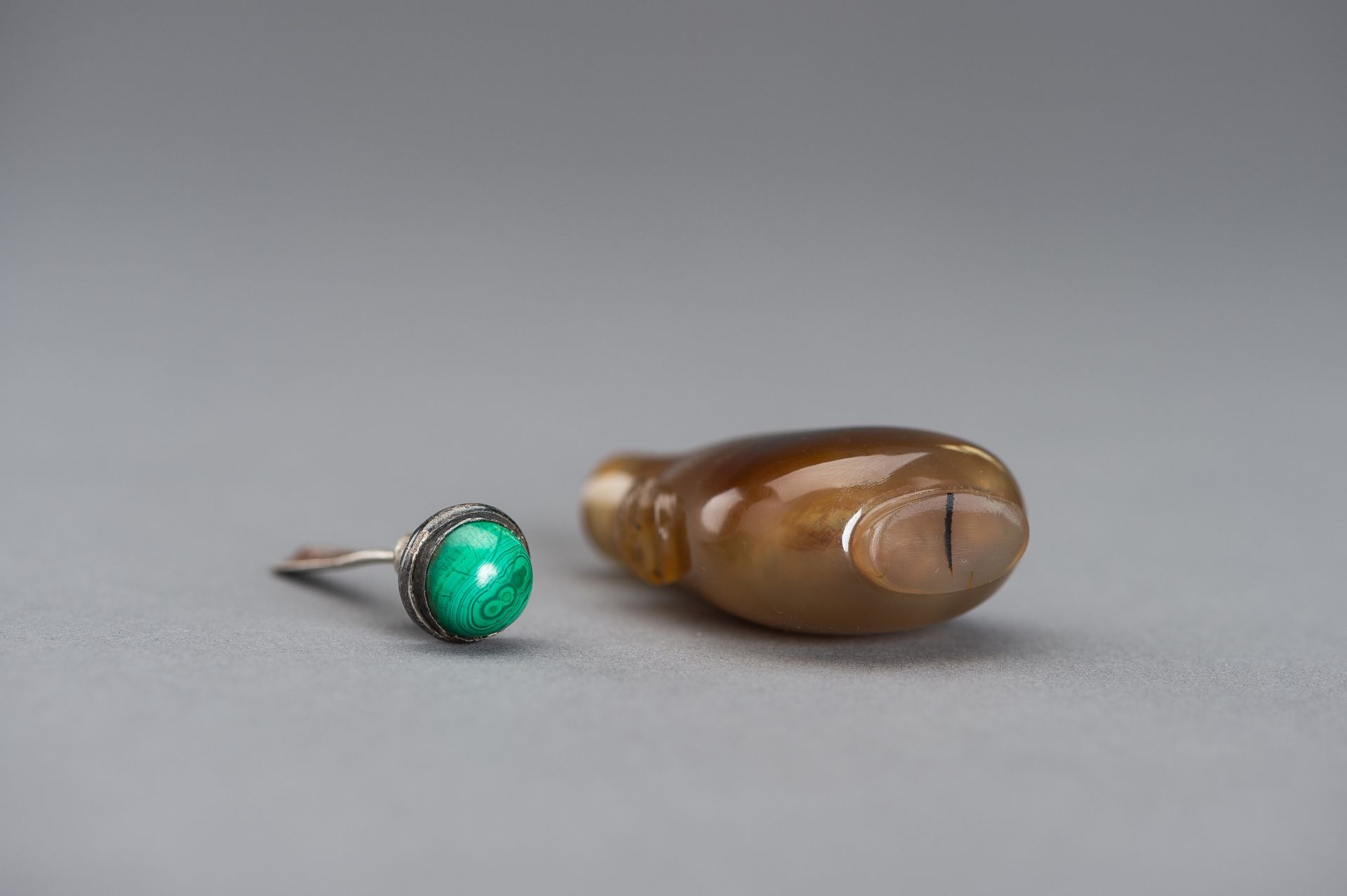 AN AGATE SNUFF BOTTLE - Image 12 of 12