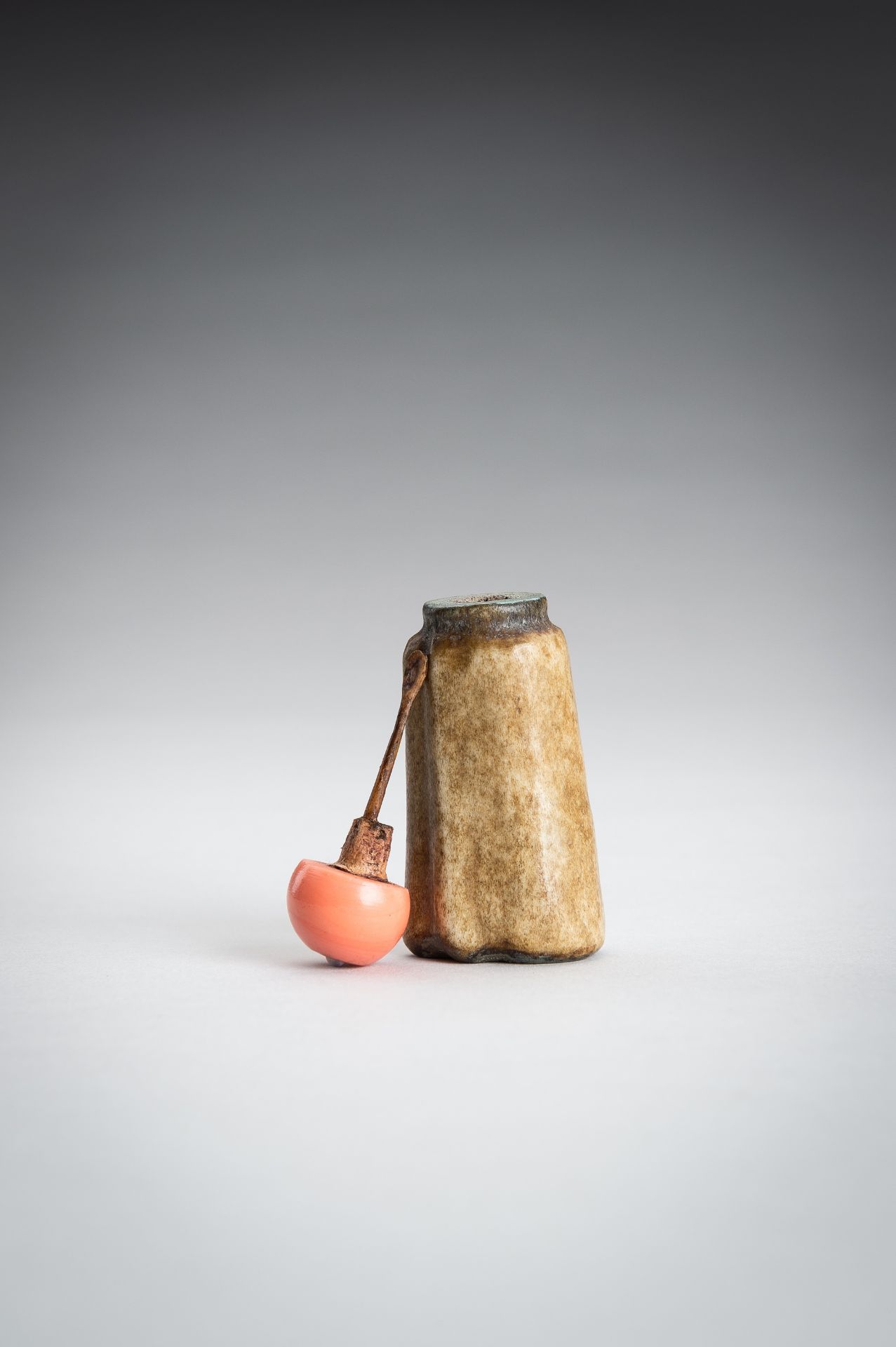 A STONEWARE SNUFFBOTTLE IN IMITATION OF BONE - Image 9 of 12