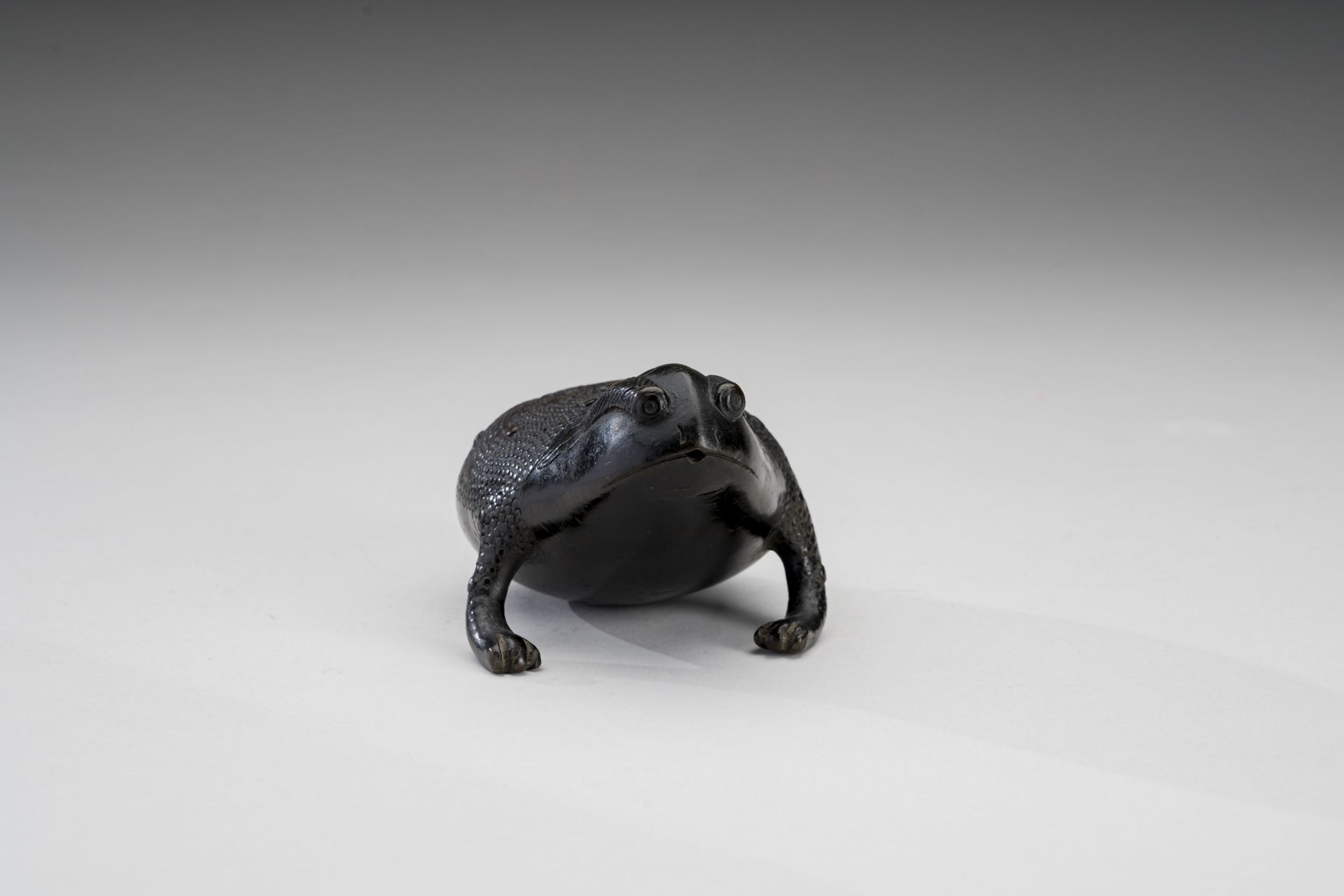 A BRONZE WATER DROPPER IN THE SHAPE OF GAMA SENNIN'S TOAD - Image 3 of 10