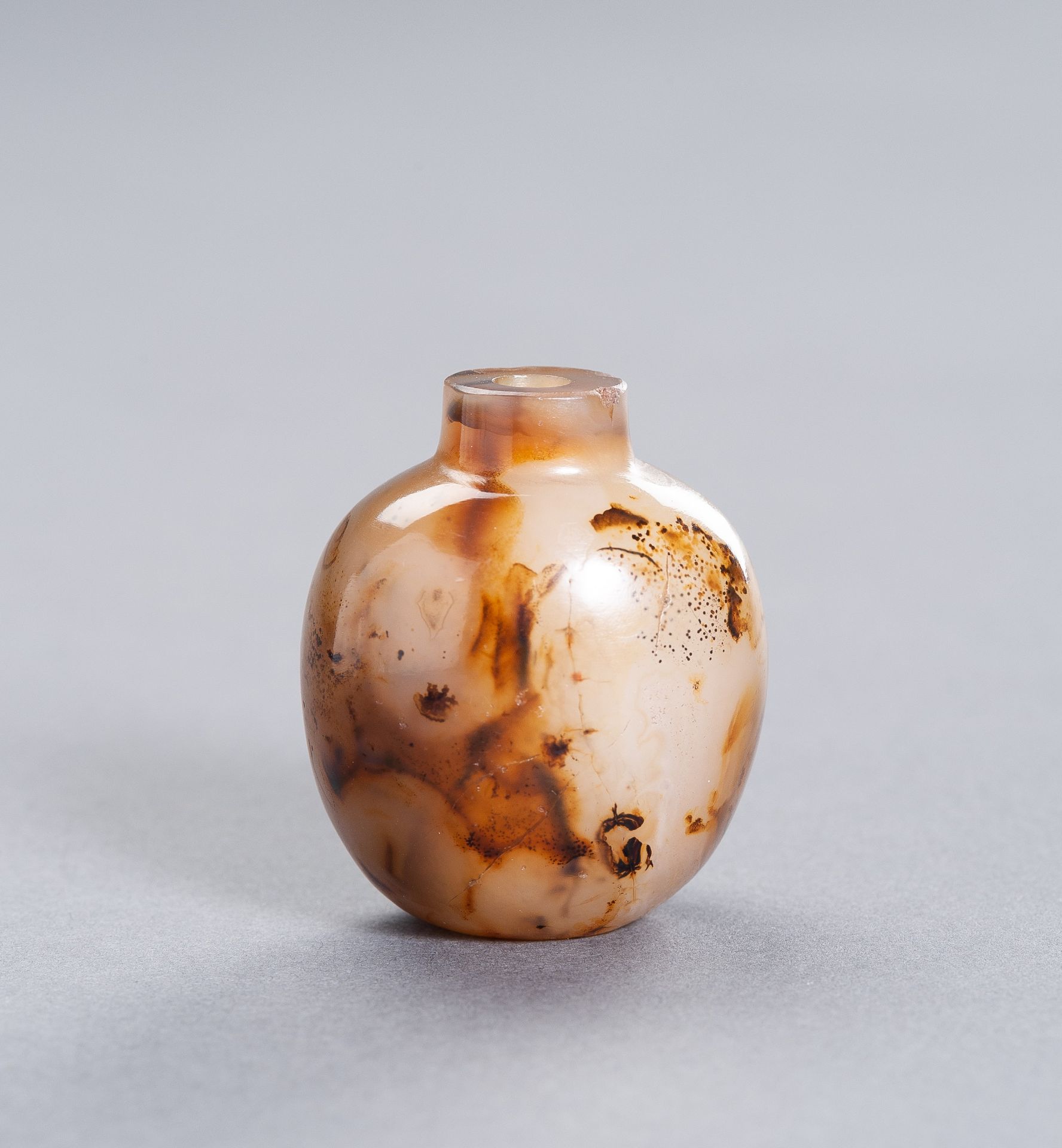 A SHADOW AGATE 'LANDSCAPE' SNUFF BOTTLE, QING DYNASTY