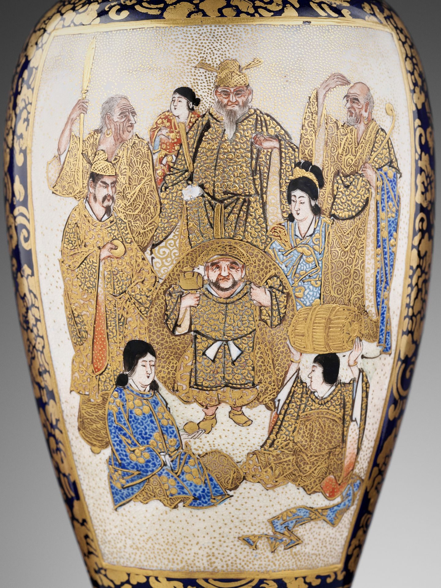 HOTODA: A SATSUMA CERAMIC VASE WITH SAMURAI AND LUCKY GODS - Bild 2 aus 10