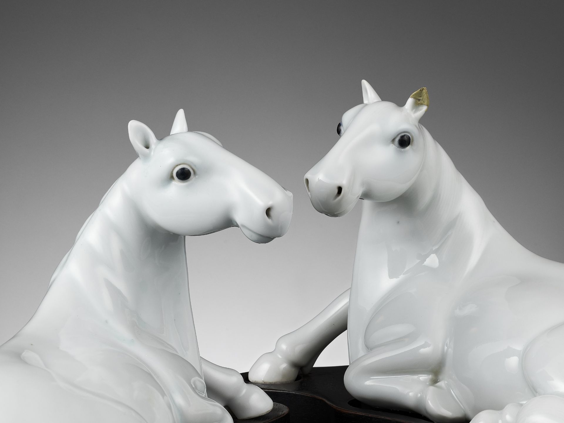 A PAIR OF WHITE-GLAZED FIGURES OF HORSES, QING DYNASTY - Bild 10 aus 10