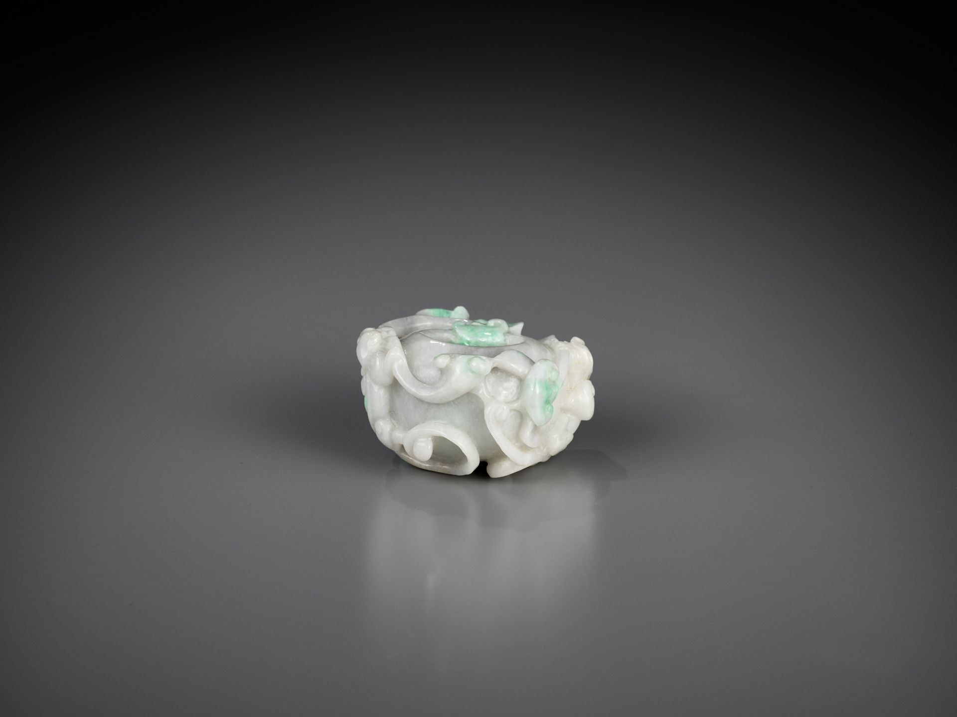 A SMALL JADEITE 'CHILONG' WASHER, LATE QING TO REPUBLIC - Bild 9 aus 11