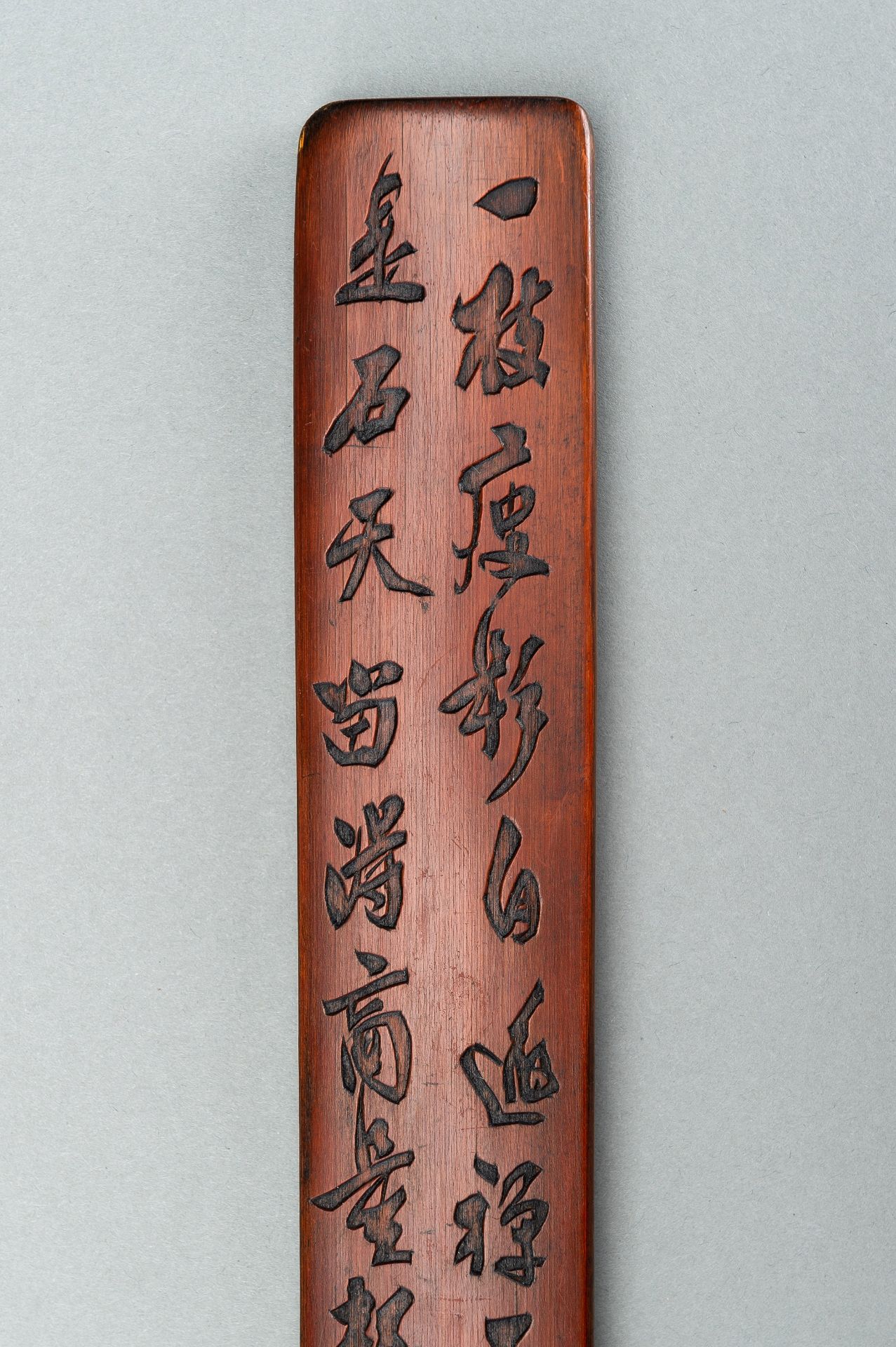 A BAMBOO WRIST REST WITH CALIGRAPHY - Image 4 of 9