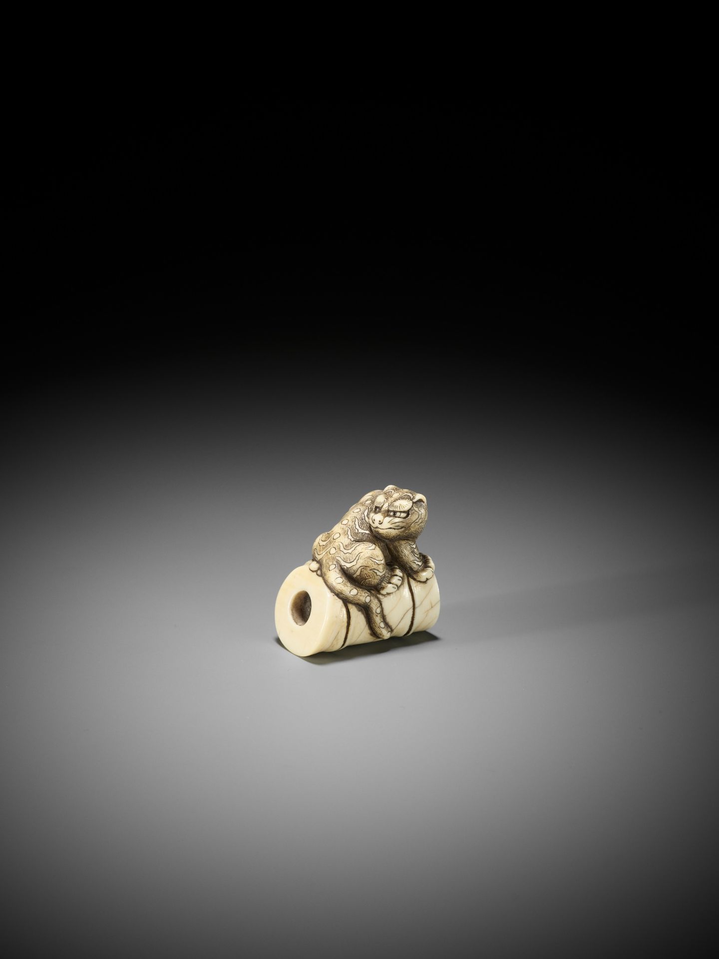 A FINE OSAKA SCHOOL IVORY NETSUKE OF A TIGER ON BAMBOO - Bild 2 aus 13