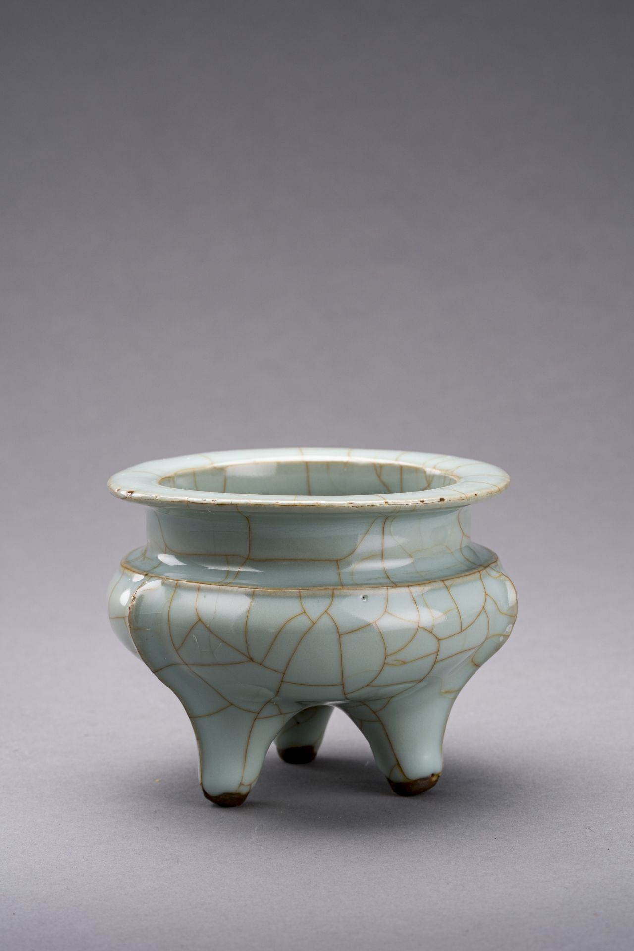 A LONGQUAN CELADON PORCELAIN TRIPOD CENSER, QING DYNASTY - Image 3 of 6