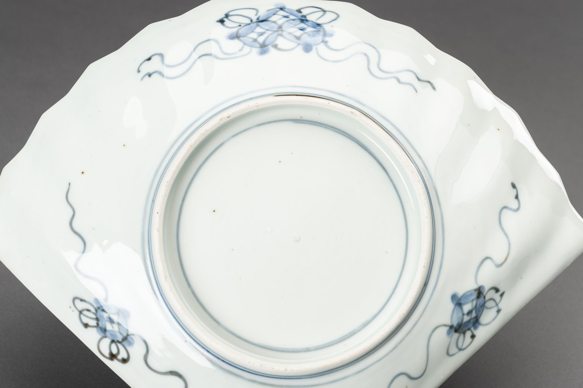 AN IMARI PORCELAIN 'FAN' TRAY WITH OKAME, 19th CENTURY - Image 11 of 11