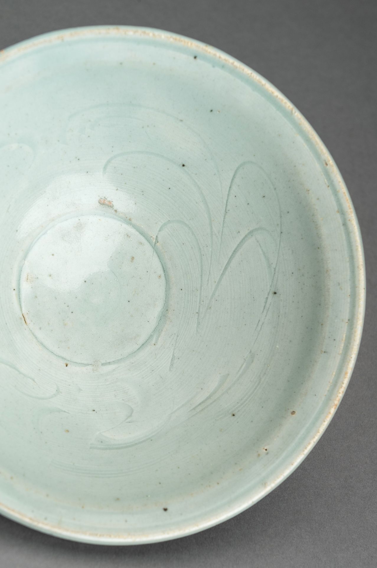 A QINGBAI GLAZED PORCELAIN BOWL WITH INCISED DECORATION - Bild 3 aus 12