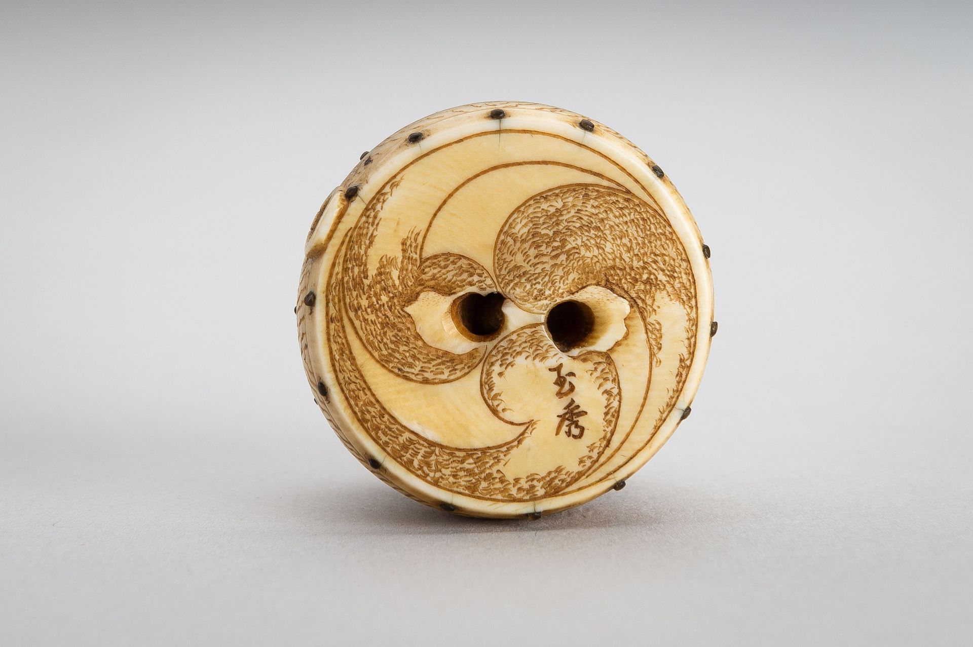 GYOKUSHU: AN IVORY NETSUKE OF AN ONI CLEANING A DRUM - Image 11 of 12