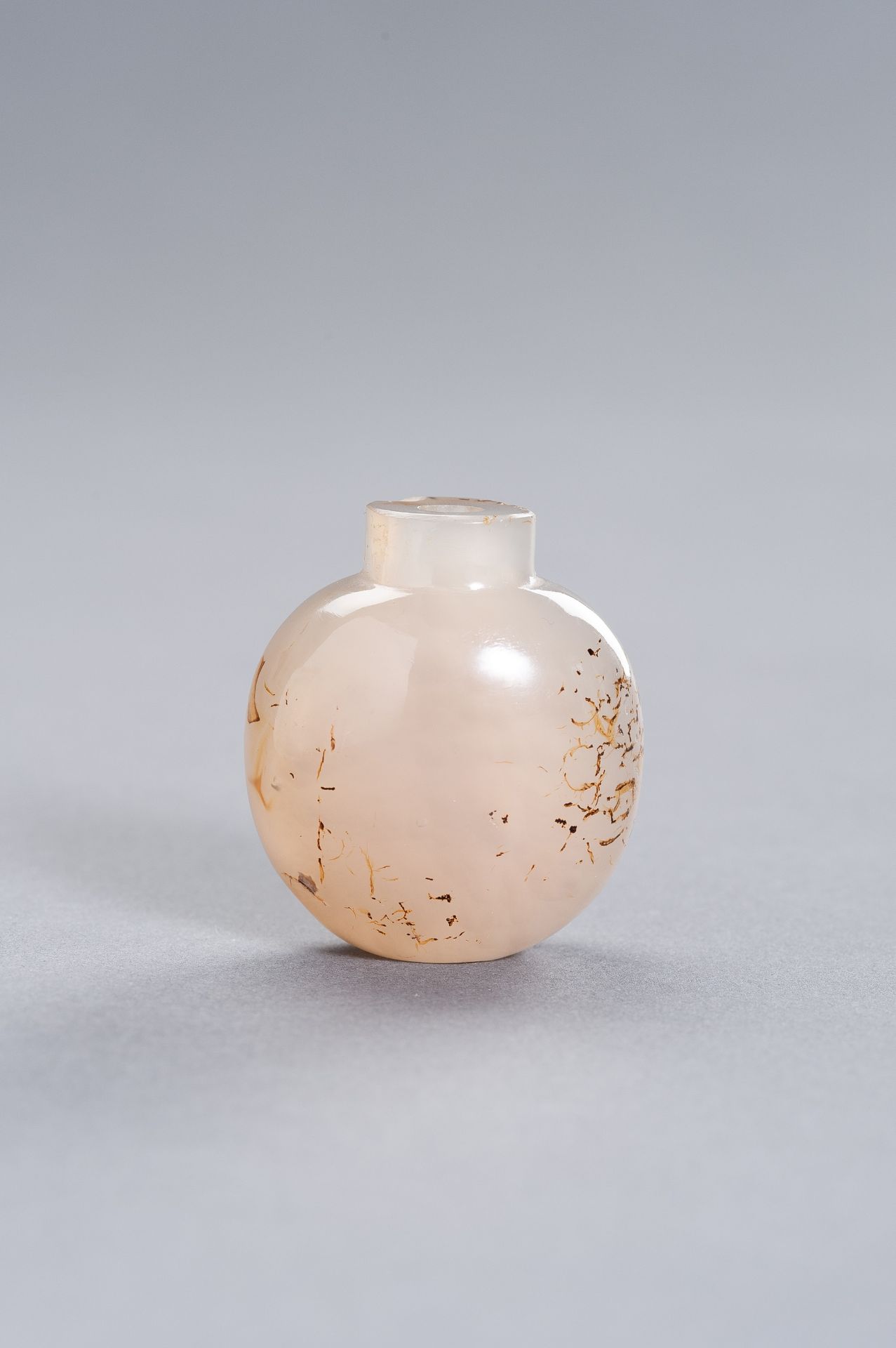 A SHADOW AGATE SNUFF BOTTLE, QING DYNASTY - Image 3 of 8