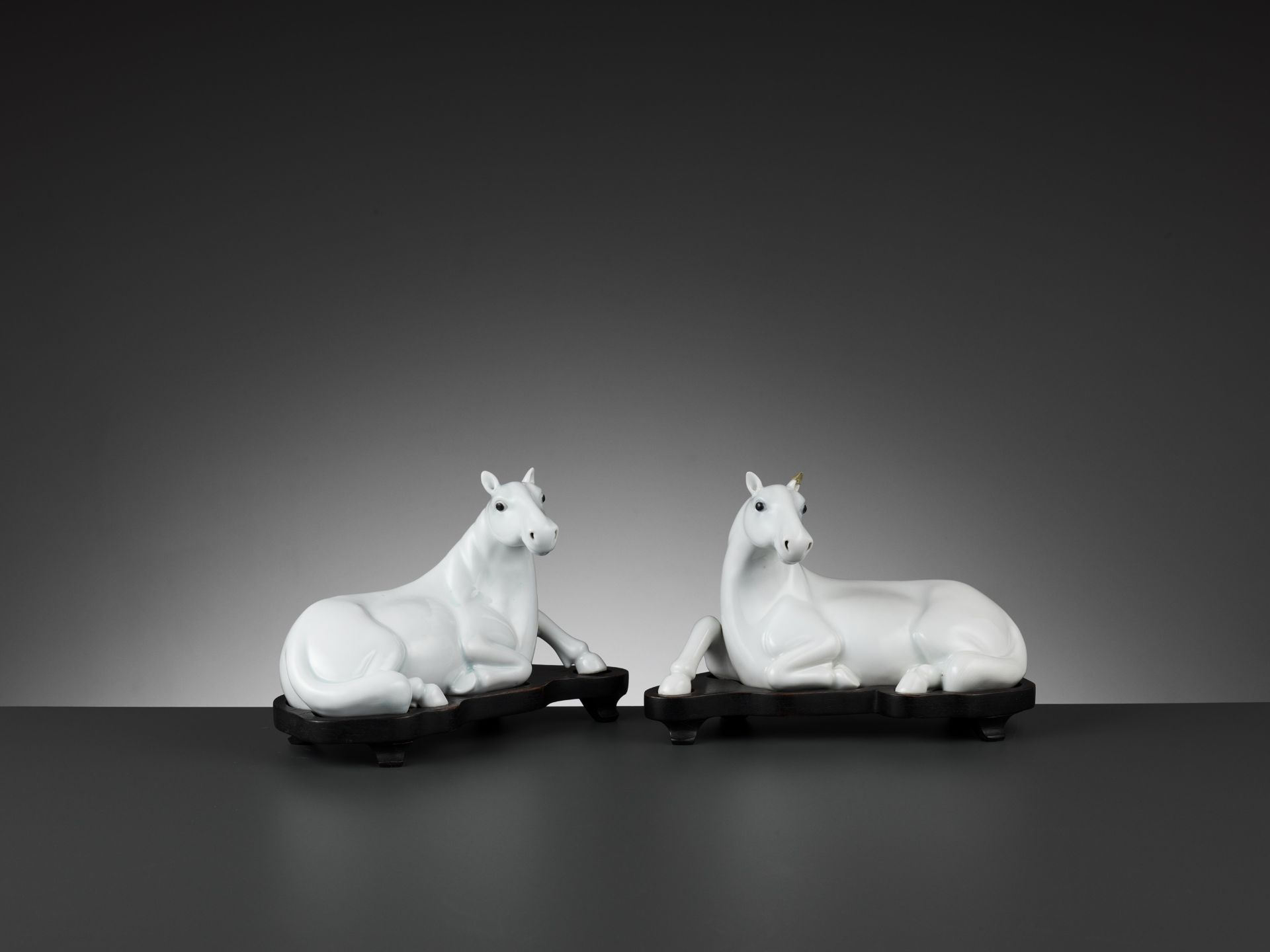 A PAIR OF WHITE-GLAZED FIGURES OF HORSES, QING DYNASTY - Bild 3 aus 10