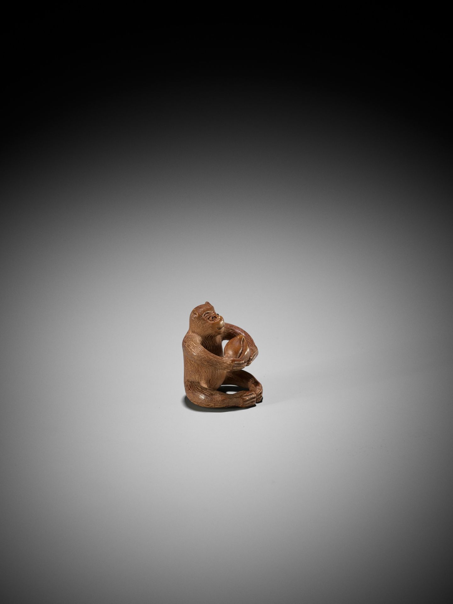 AN AMUSING WOOD NETSUKE OF A MONKEY WITH PEACH - Image 6 of 7