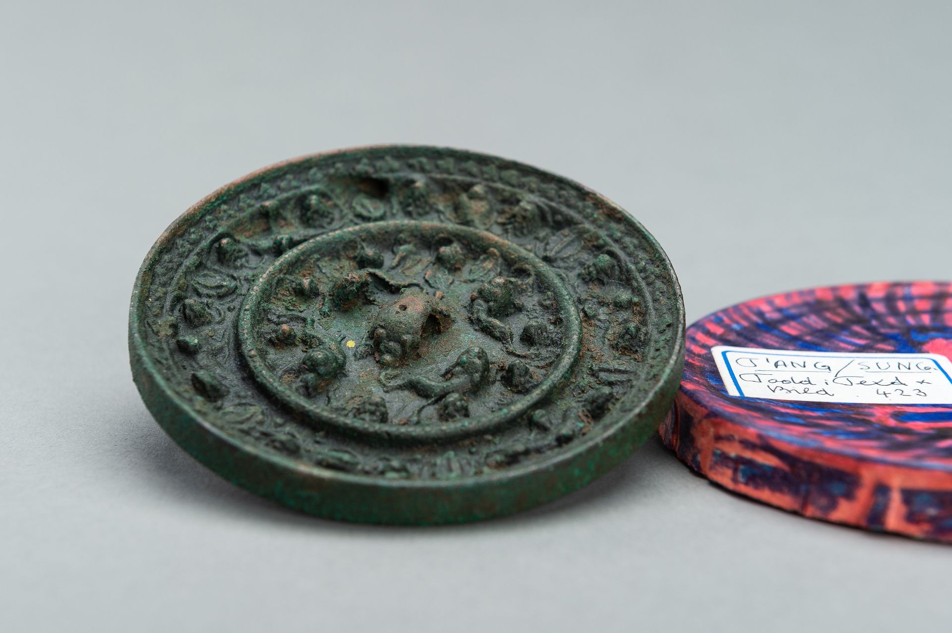 A TANG DYNASTY BRONZE 'LION AND GRAPEVINE' MIRROR - Image 6 of 9